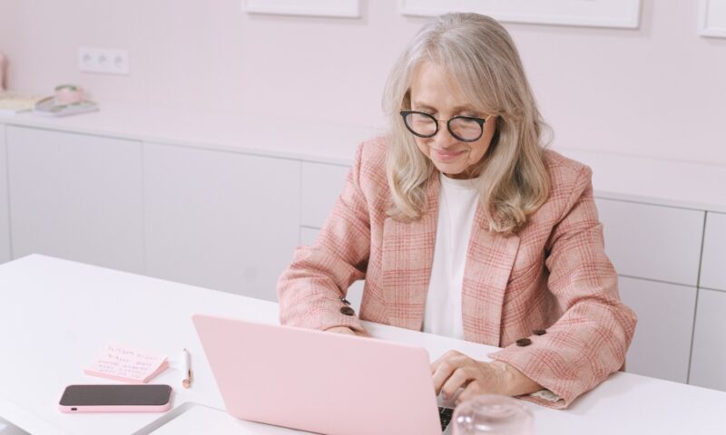 Digitalna zarada za penzionere uključuje online tutorstvo, prodaju i freelance poslove od kuće