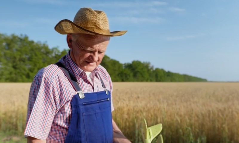 Poljoprivrednik na polju žitarica