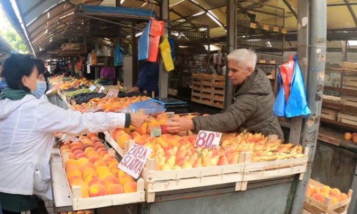 Žena kupuje voće na pijaci